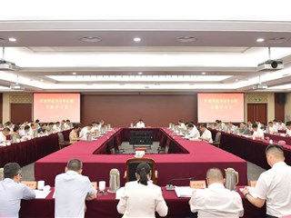 区委理论学习中心组举行专题学习会：推动主题教育更加温润人心