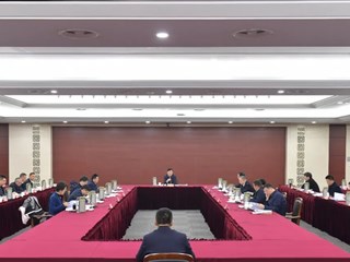 区委常委会召开会议：交出经济发展和安全稳定高分报表