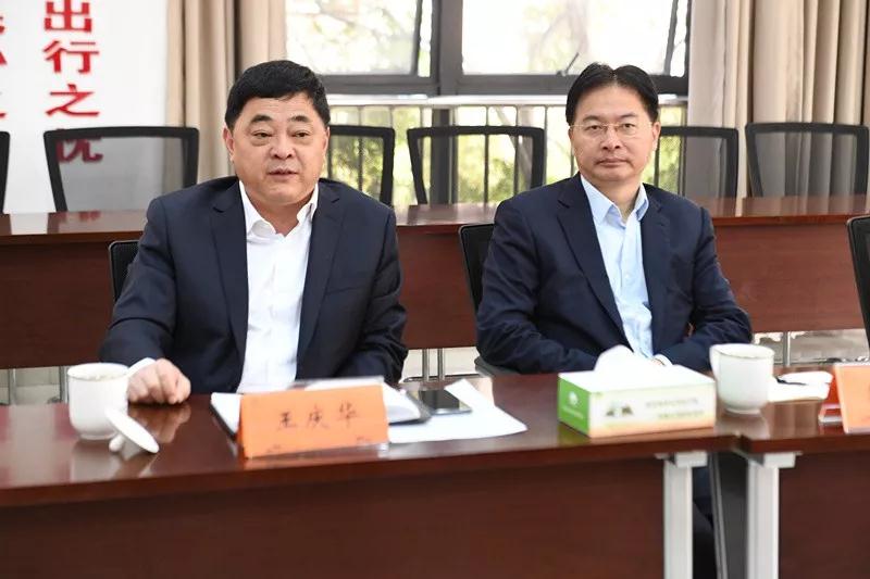人大代表王庆华在开发区说"让选民意见建议事事有着落,件件有回音.