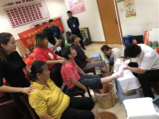 西塘社区便民活动 ______平波台休闲会所免费为老人服务